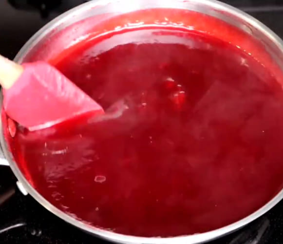 How to make raspberry sauce for white chocolate Lava Cake